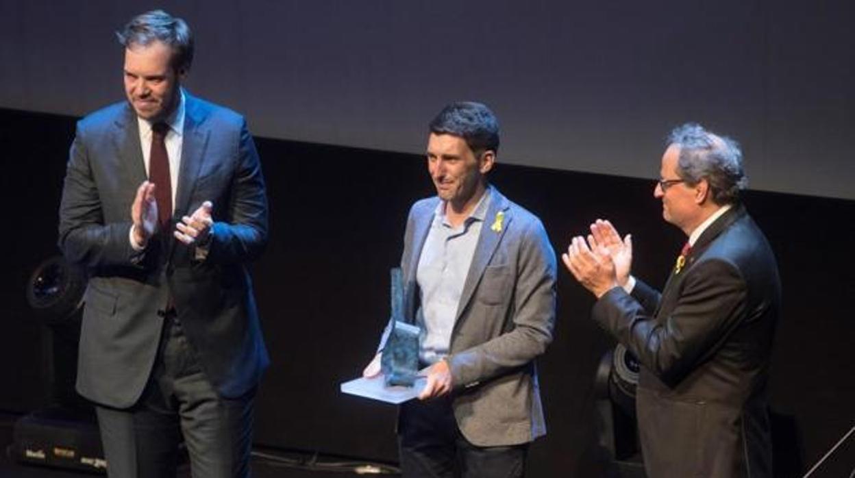 Mitjà, recogiendo un premio junto a Quim Torra y Antonio Asensio