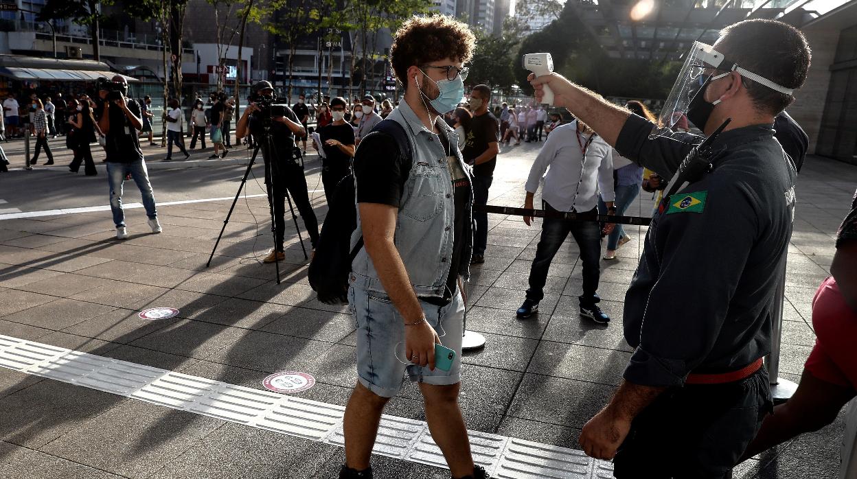 Toman la temperatura a un viandante en Brasil