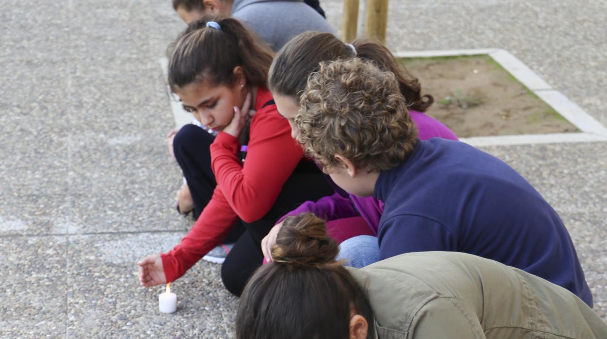 2018: minuto de silencio en el Colegio Vicente Benítez de Sevilla por el asesinato de una madre del centro por un crimen machista