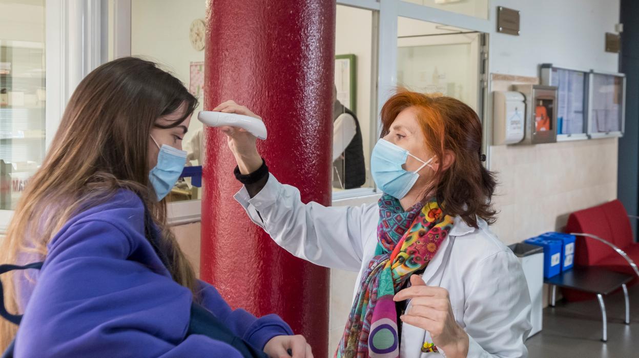 Mascarilla y control de temperatura para entrar a un instituto