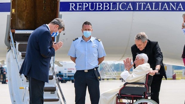 Benedicto XVI regresa al Vaticano tras visitar a su hermano enfermo en Regensburg