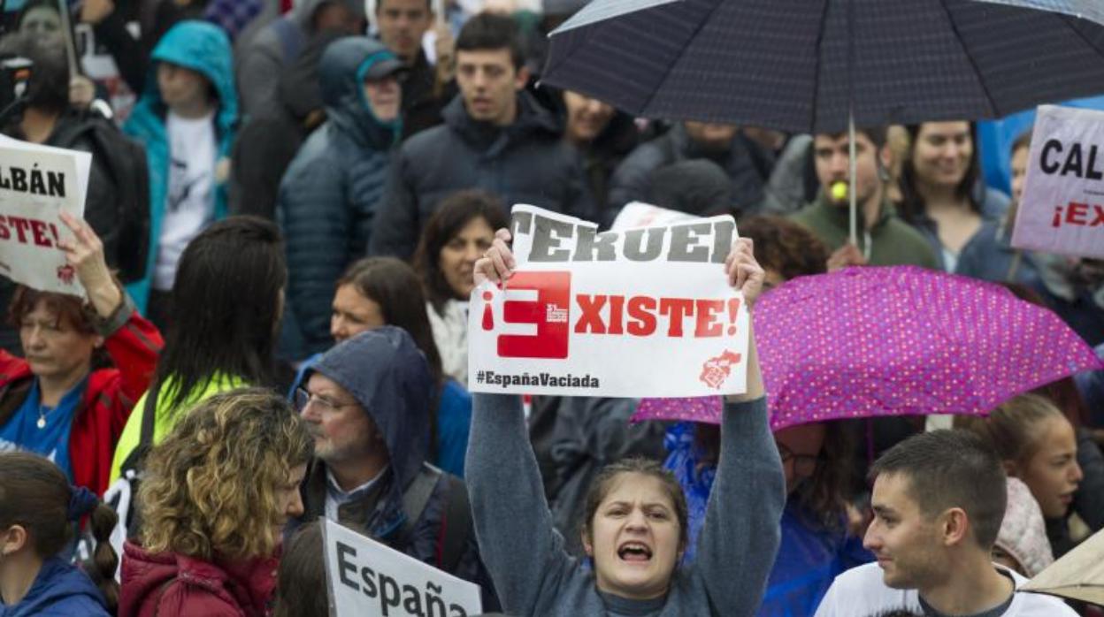 Una chica ensalza un cartel de Teruel Existe en la manifestación del 31-M en Madrid