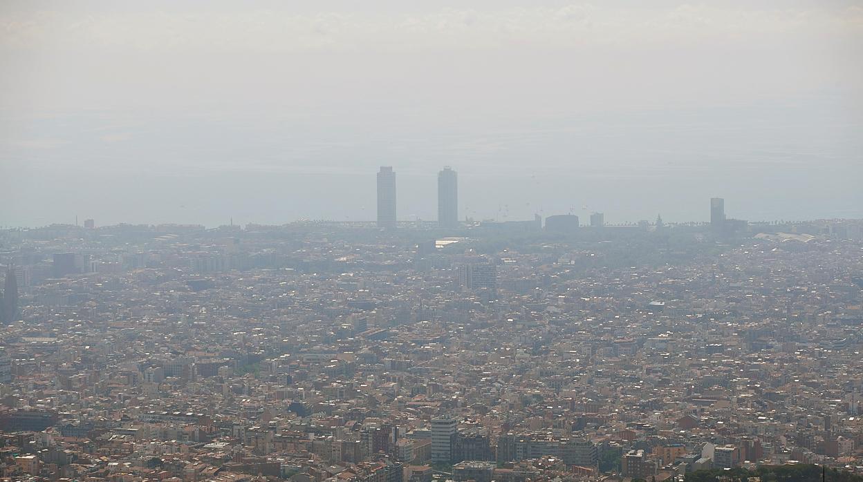 Una boina de contaminación cubre la ciudad de Barcelona, el 25 de julio del 2019