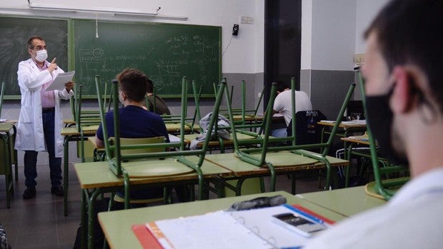 El aplaudido gesto de un profesor que subió medio punto a un alumno para que pudiera obtener una beca