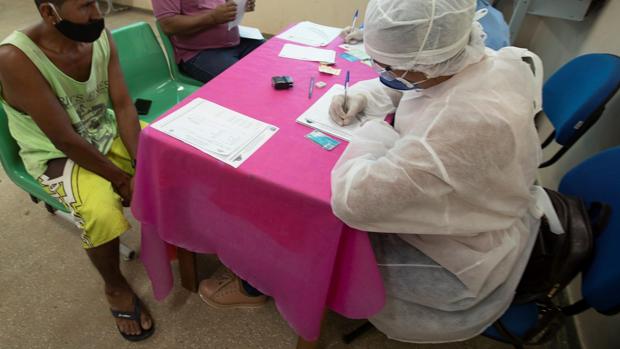 Médicos de Paquistán alertan del auge del peligroso mercado negro de plasma de los curados por Covid-19