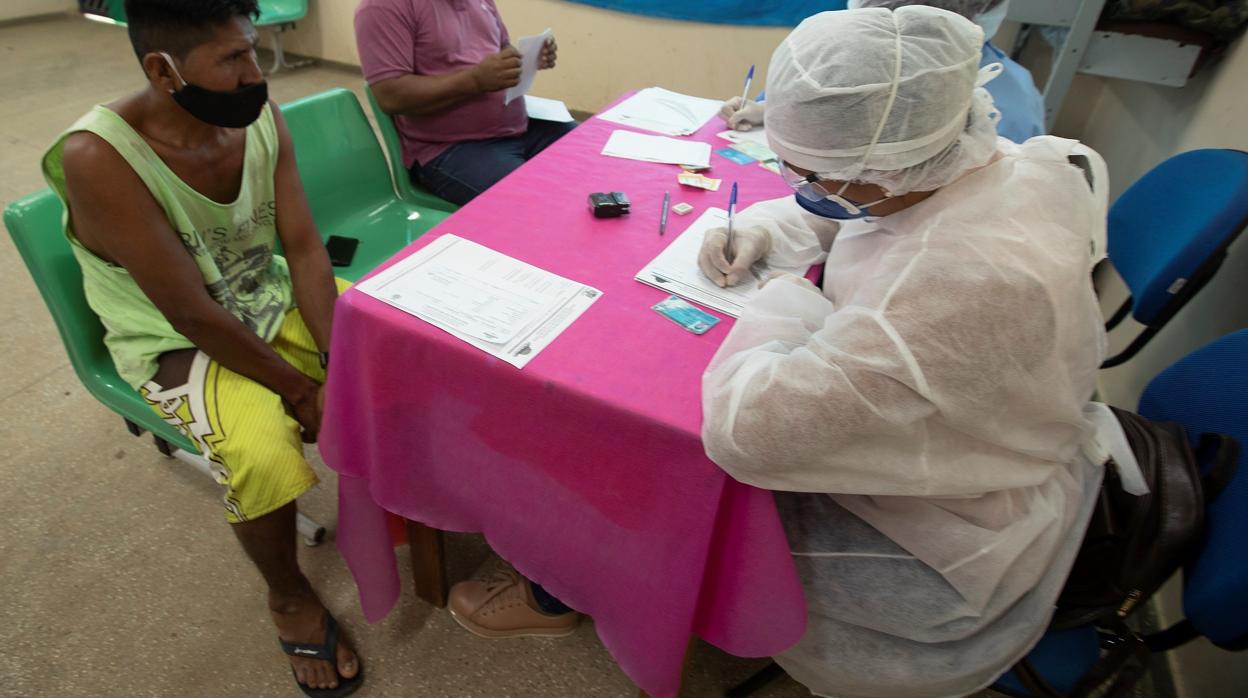 Médicos tomando datos a posibles contagiados en Brasil