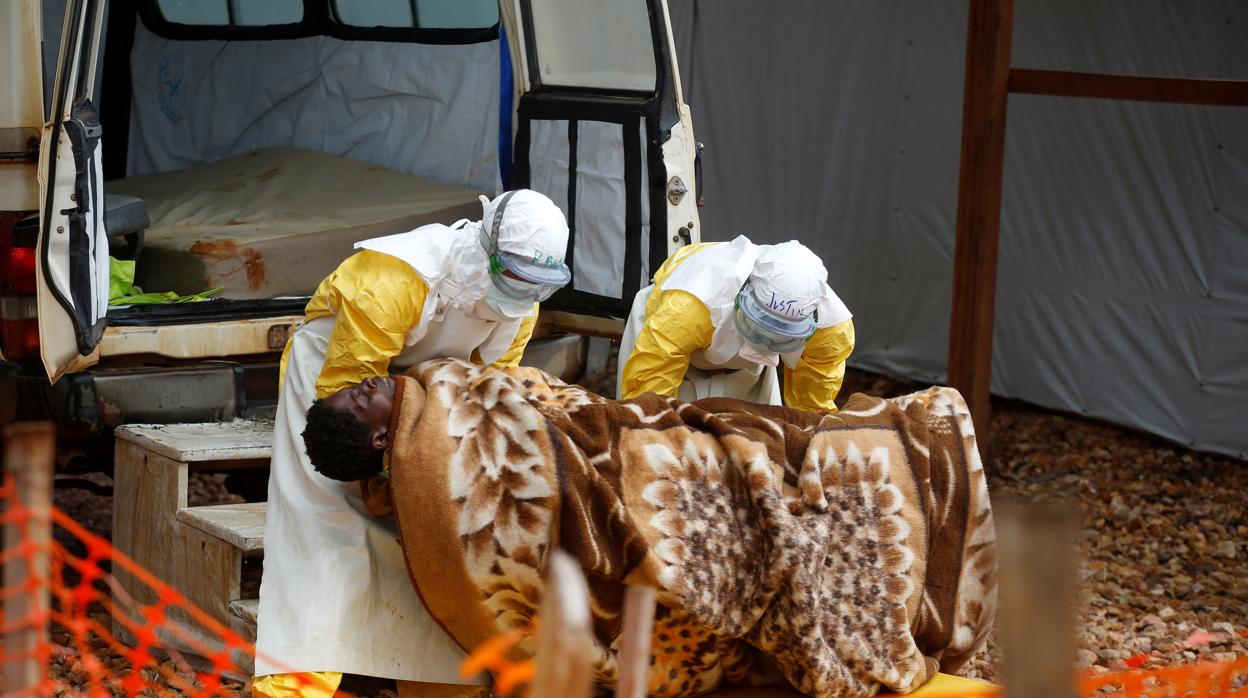Sanitarios trasladan a una mujer contagiada de ébola a un centro de tratamiento en Butembo (República Democrática del Congo)