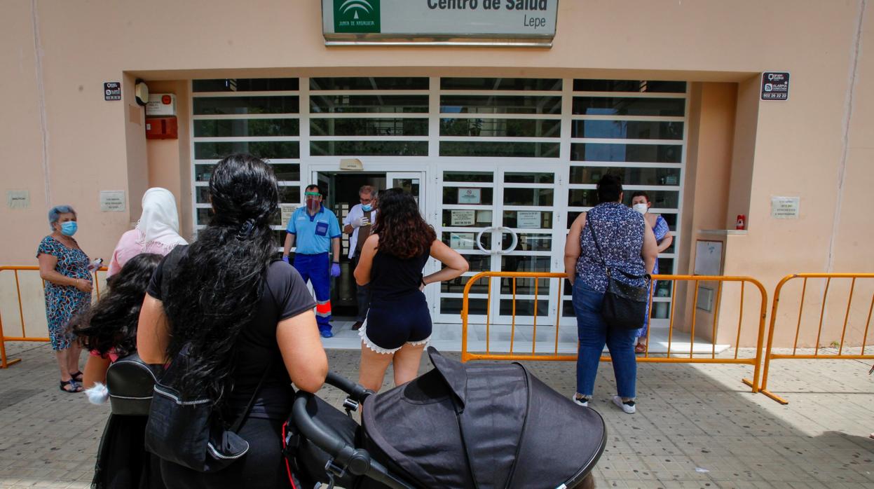 Aislados medio centenar de vecinos de Lepe por un brote con una decena de positivos