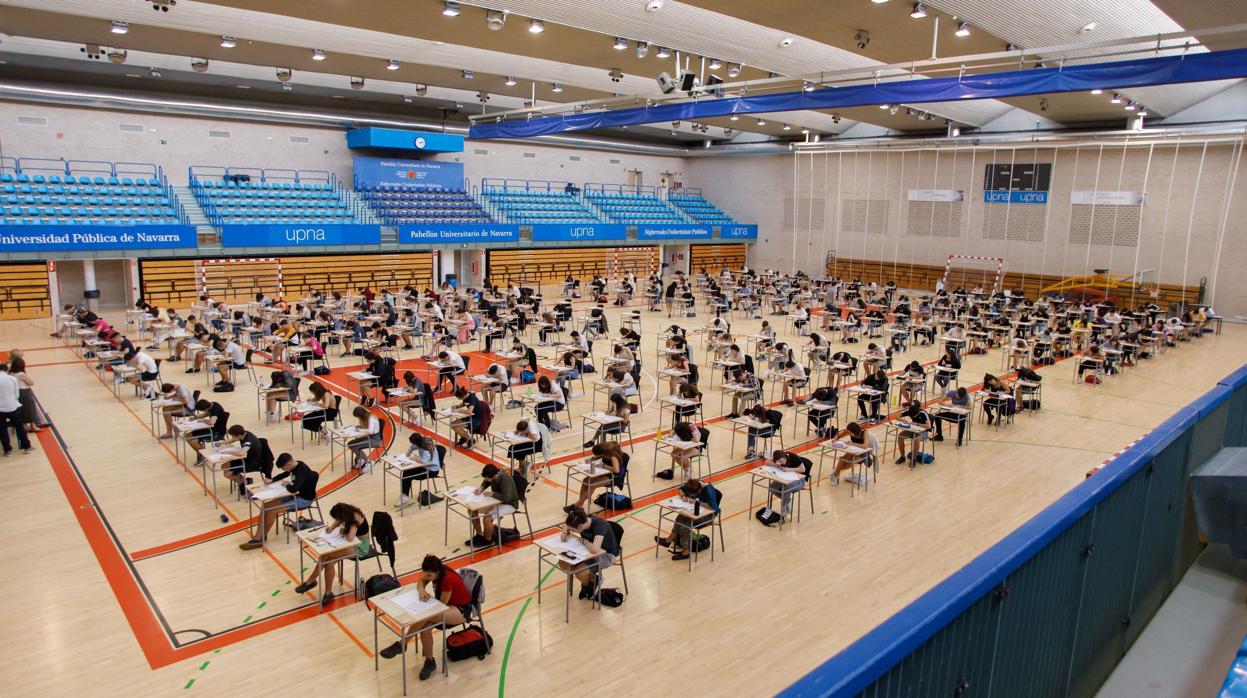 Estudiantes de Navarra durante las pruebas de acceso a la Universidad,, a la que se han enfrentado el pasado martes más de 200.000 mil aspirantes a una plaza de estudios superiores de toda España, y en la que tras la pandemia del Covid-19 son obligatorias las mascarillas y las distancias de seguridad