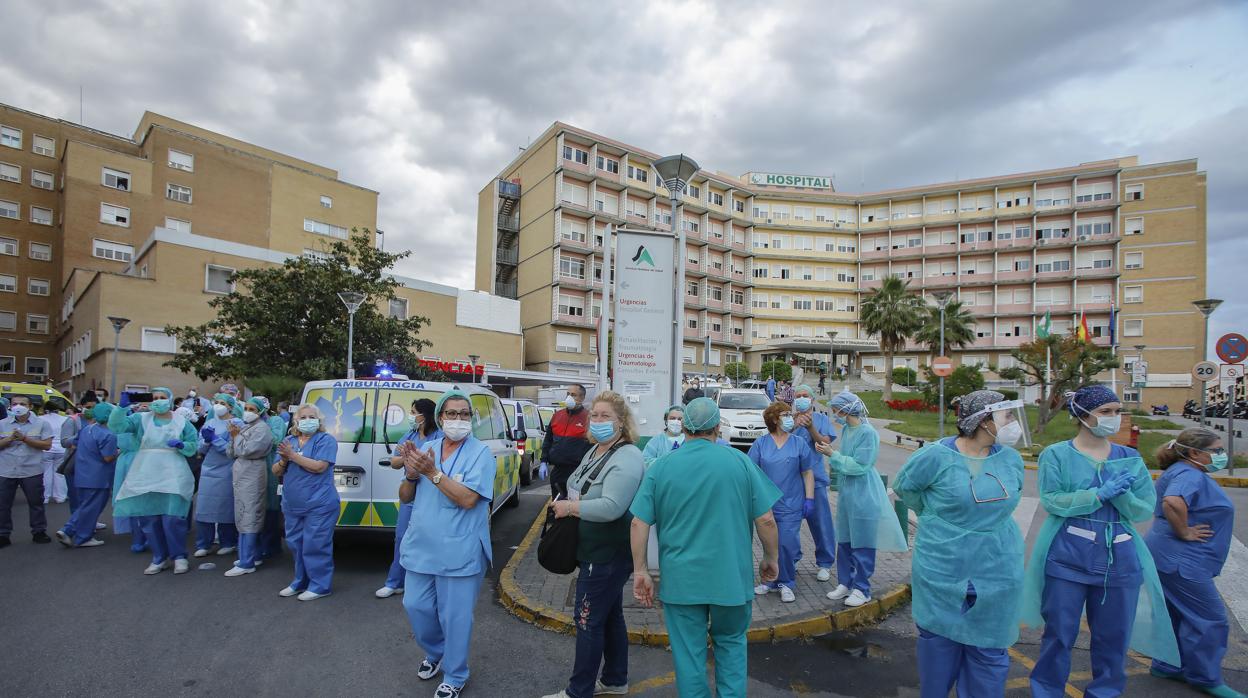 Imagen de archivo de profesionales sanitarios en el Hospital Virgen del Rocío de Sevilla