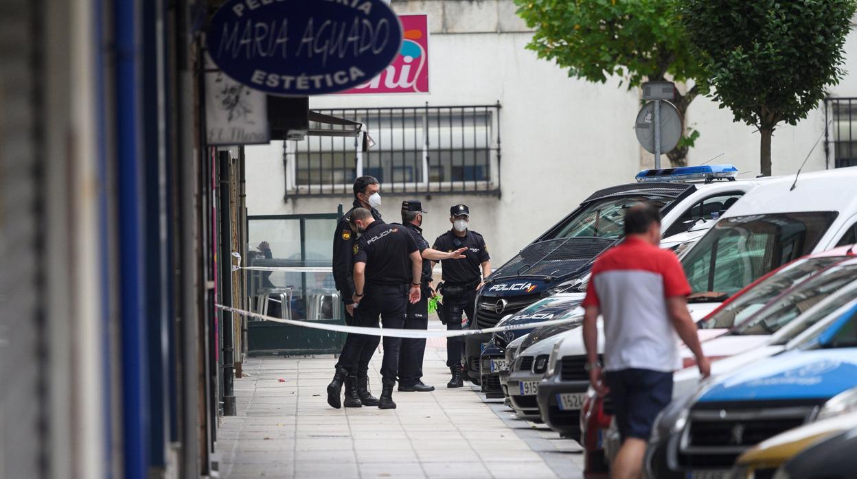 Agentes de la Policia Nacional vigilan un edificio de Santander puesto en cuarentena