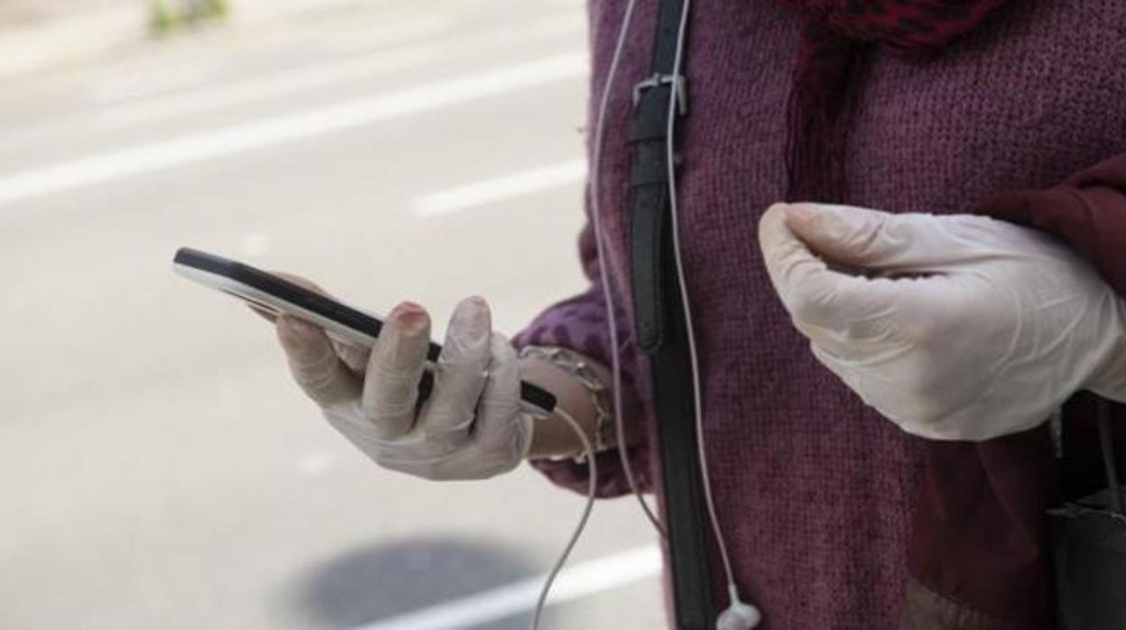 Imagen de una mujer llevando guantes