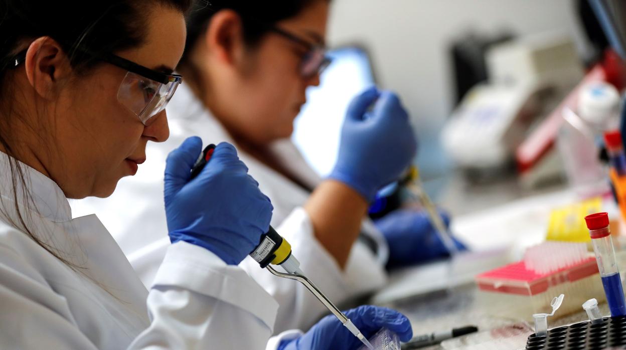 Dos mujeres trabajan en un laboratorio