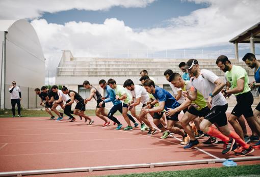 Los opositores entrenan en la pista de atletismo