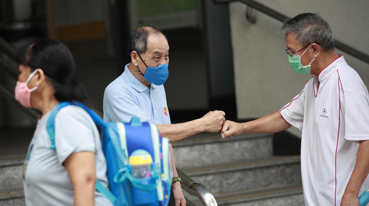 Dos hombres se saludan en Singapur