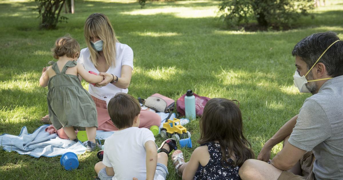 Una familia, en el Retiro, durante la desescalada