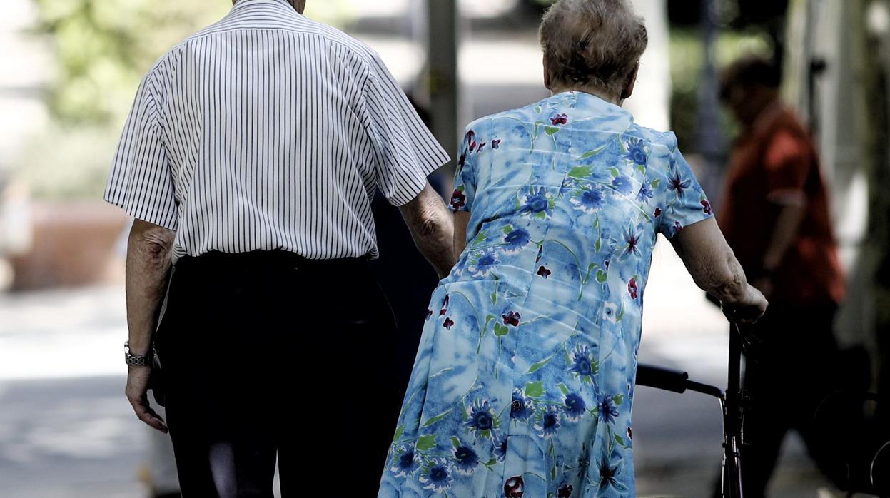 Una pareja de ancianos, en una imagen de archivo