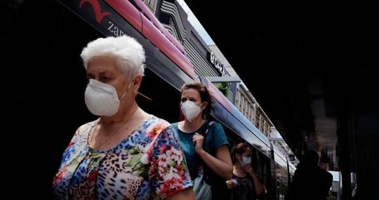 Mascarillas en una parada del tranvía del centro de Zaragoza