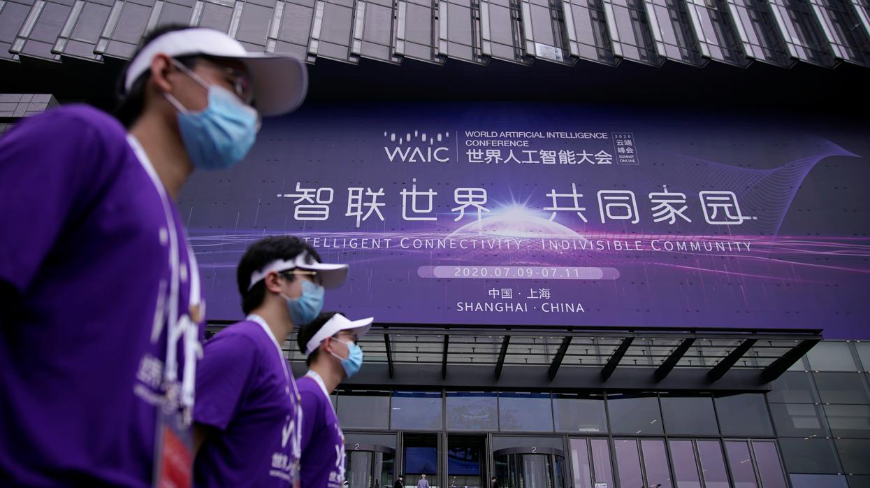 Personal chino, ayer, en Shangai ante el lugar donde se celebra una conferencia