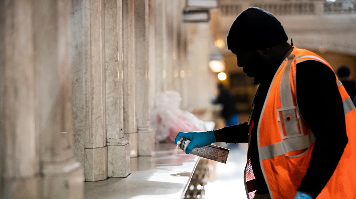 Desinfección en una estación de Nueva York