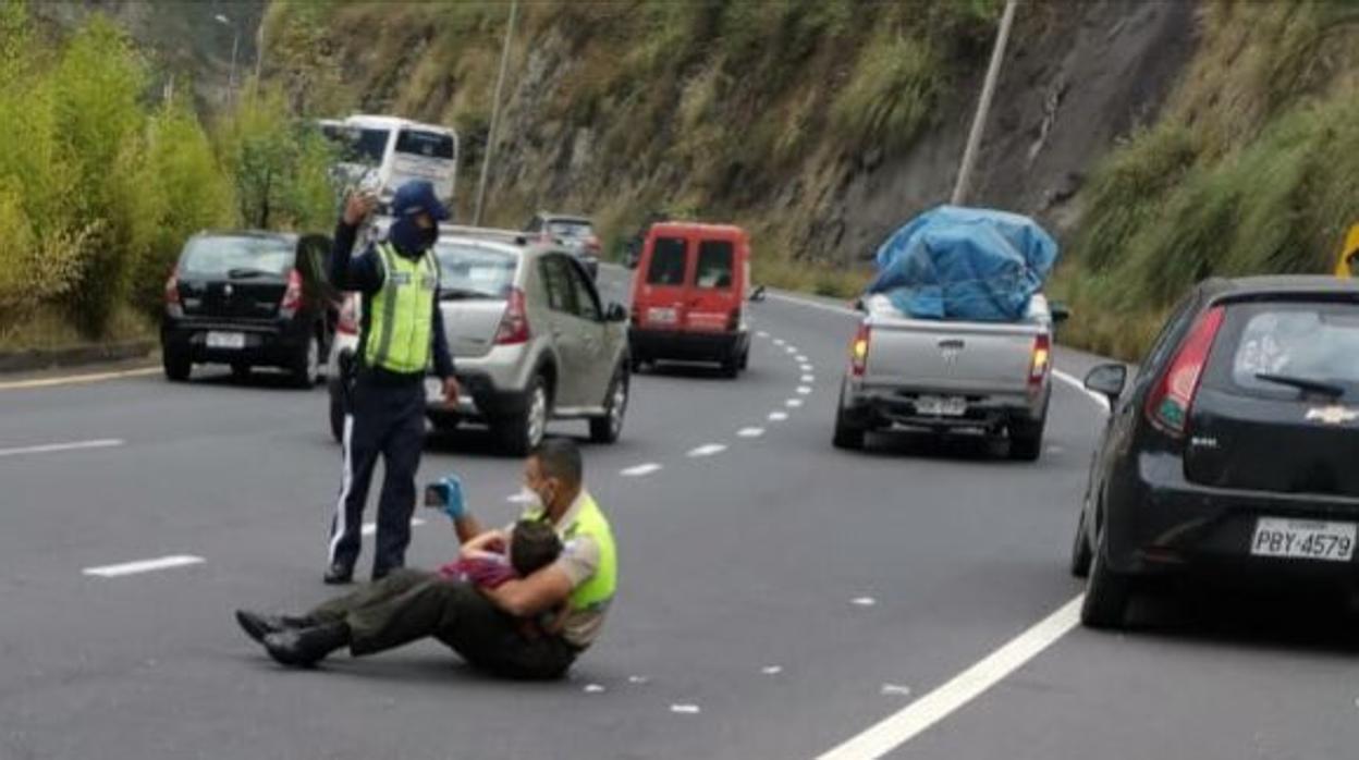 Imagen del agente sosteniendo al menor