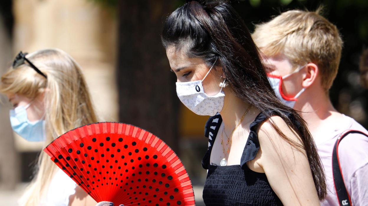 Mascaarilla y abanico es el nuevo «outfit» en Córdoba y Sevilla, con temperaturas que marcan más de 40 grados