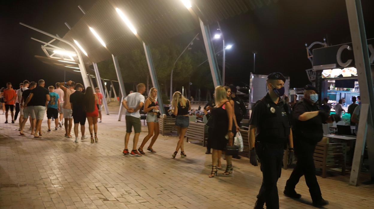 Imagen reciente de jóvenes sin mascarilla por las calles de Magaluf