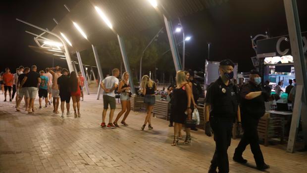 El Gobierno balear decreta el cierre de las calles de Mallorca en donde hubo aglomeraciones de turistas