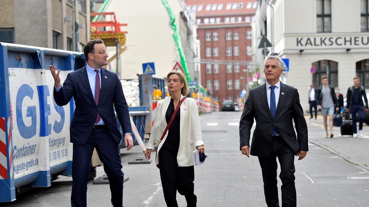 El ministro alemán de Sanidad, Jens Spahn, izquierda, y sus homólogos de Portugal, Marta Temido, y de Eslovenia, Tomaz Gantar, ayer en Berlín