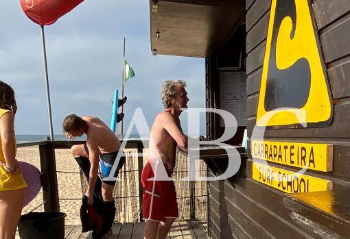 Fernando Simón, sábado de surf en Portugal en plena oleada de rebrotes