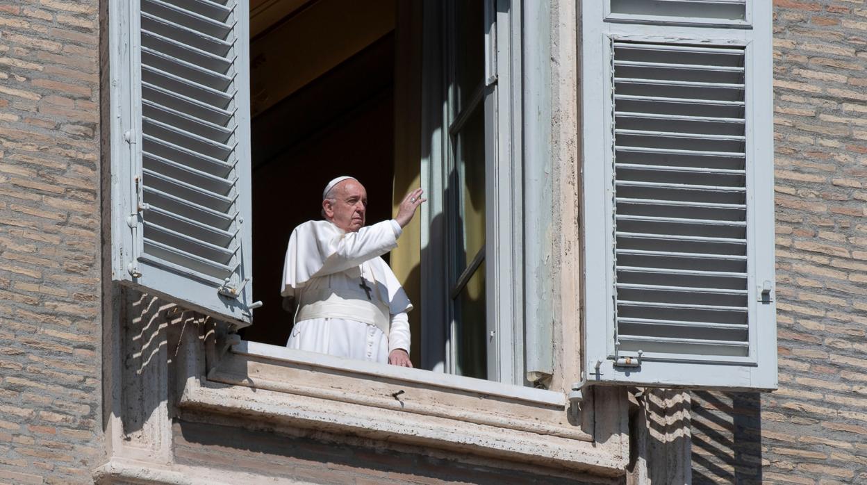 El Papa Francisco entregando su bendición desde la ventana de su estudio en el Vaticano