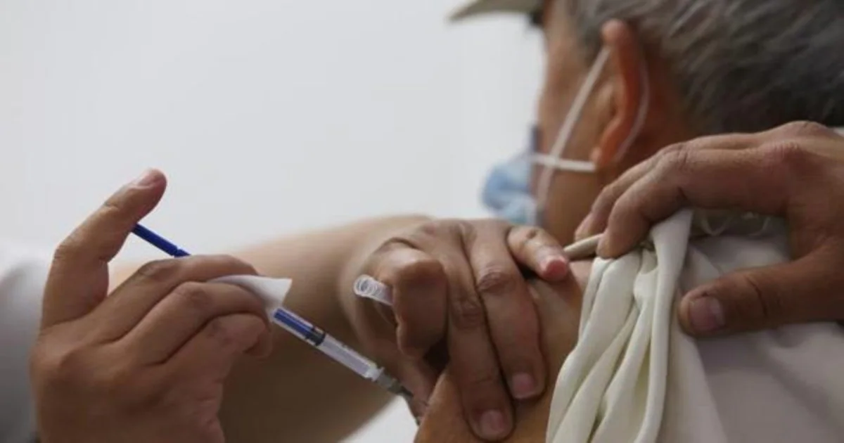 Una persona mayor recibe una dosis de la vacuna de la gripe