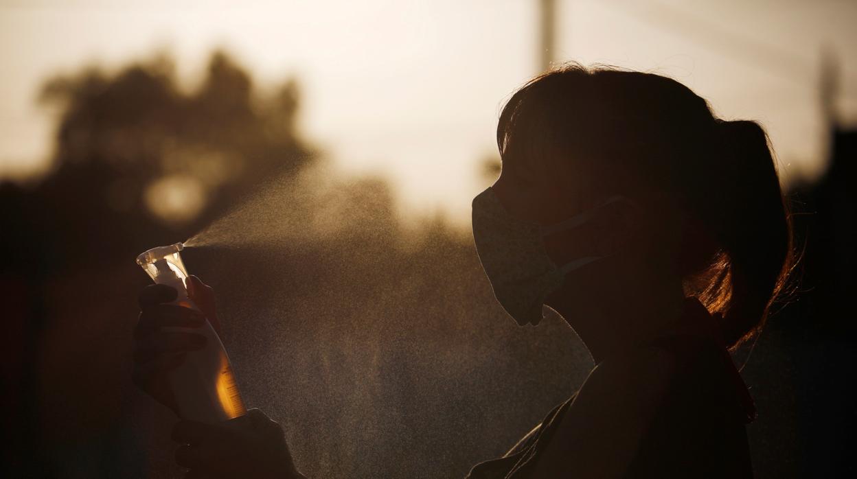 Una mujer usa un pulverizador debido a las altas temperaturas en Córdoba