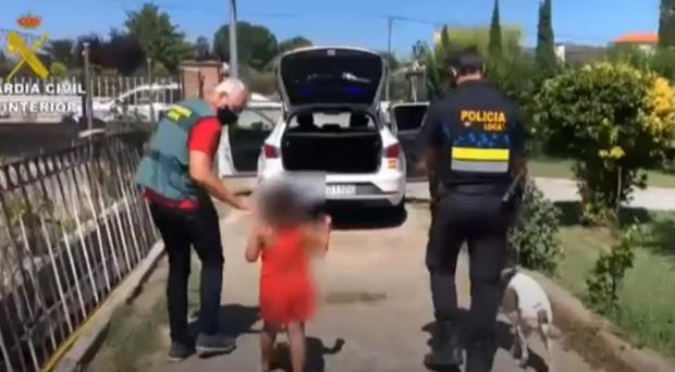 La Guardia Civil auxilia a una niña de 7 años abandonada por la pareja de su madre en la N-111