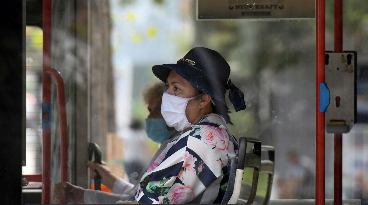 Pasajeros con mascarillas protectoras en un autobús en la capital de Montenegro, Podgorica