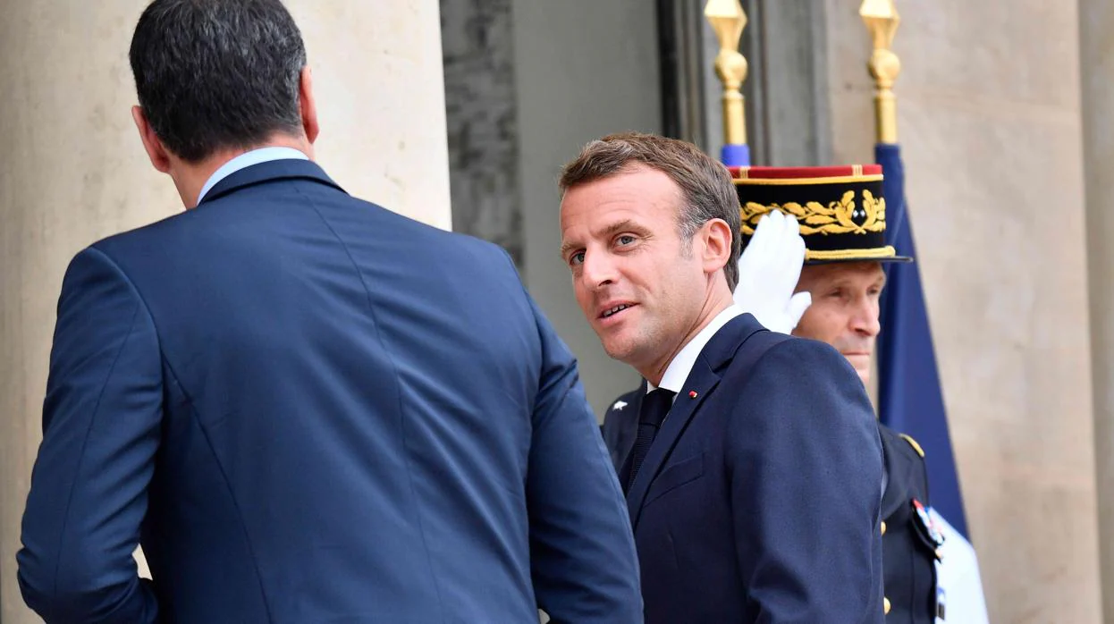 El presidente francés, Emmanuel Macron (derecha), recibe al español Pedro Sánchez el pasado 15 de julio en el Palacio parisino del Elíseo