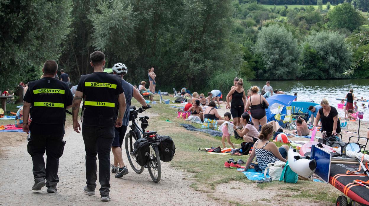 Personal vigila que se cumplia la distancia social en Neckartailfingen, al sur de Alemania