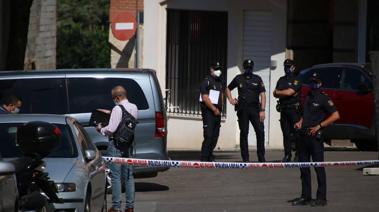 Cordón policial en Úbeda (Jaén) ante el edificio donde fueron asesinados junto a su madre dos hermanos