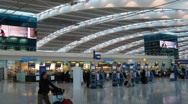 Heathrow pide al gobierno de Johnson cambiar las cuarentenas por test en el aeropuerto