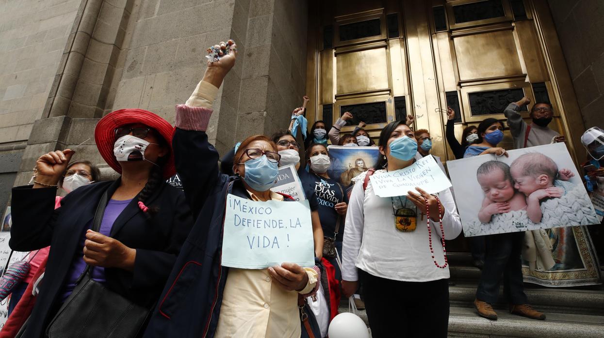 Activistas contra el aborto celebran la decisión de la Suprema Corte de Justicia de la Nación (SCJN)