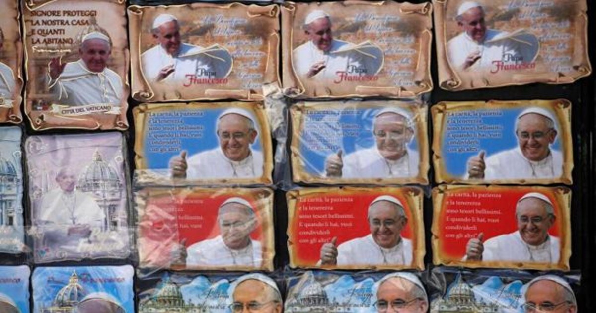 Imanes con la imagen del Papa se venden en los alrededores del Vaticano