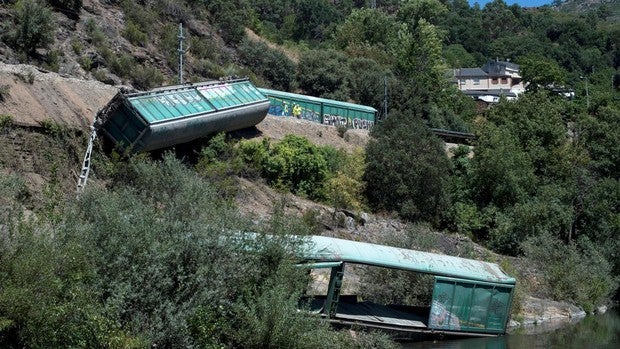 La Confederación Hidrográfica abre diligencias previas por los vagones de tren que han acabado en el río Sil