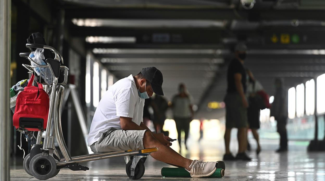 Un hombre espera en la terminal 4 del Aeropuerto de Barajas