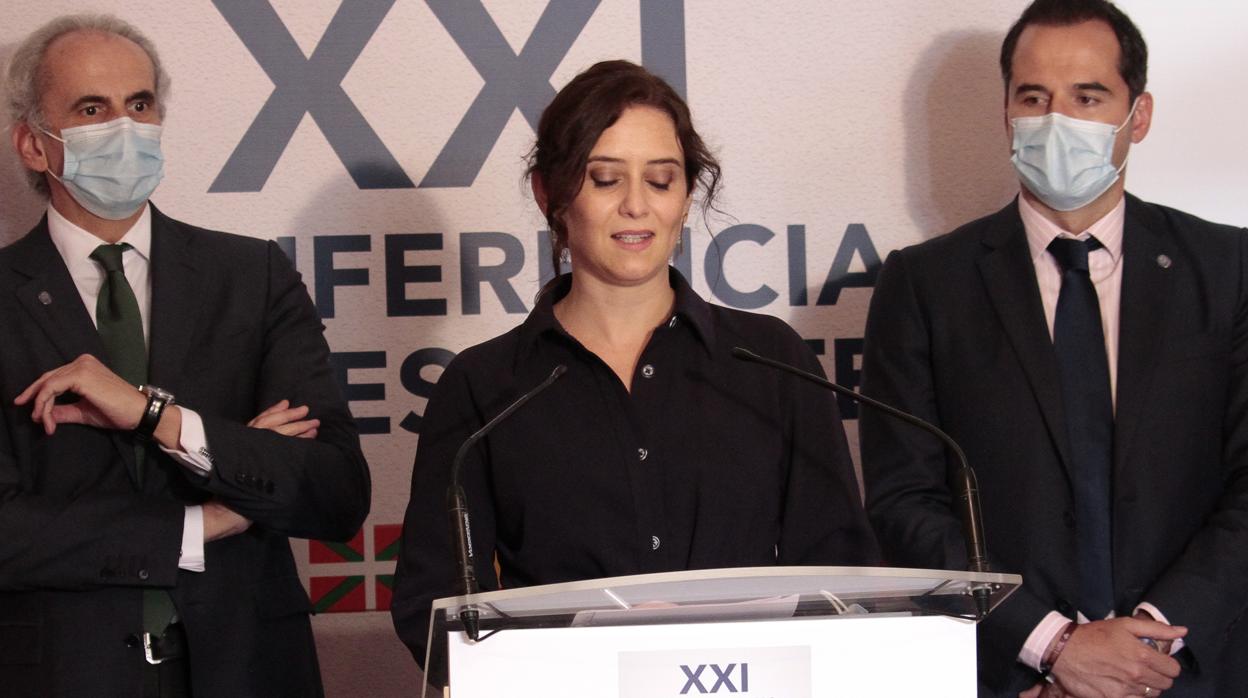 La presidenta de la Comunidad de Madrid, Isabel Díaz Ayuso, junto con el vicepresidente, Ignacio Aguado (d); y el consejero de Sanidad de la Comunidad, Enrique Ruiz Escudero (i)