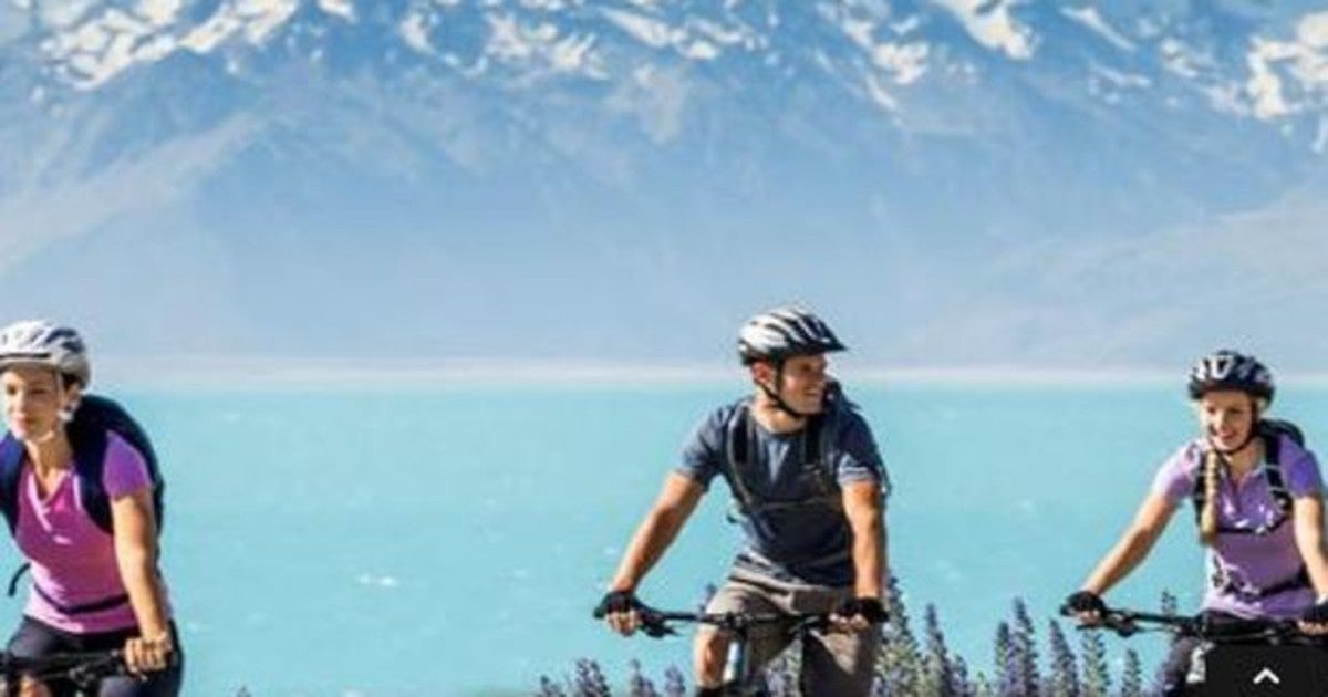 Jóvenes practicando ciclismo