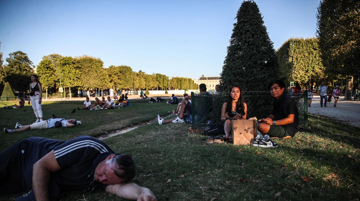 Los jardines del Campo de Marte, a los pies de la Torre Eiffel se han convertido en refugio durante la ola de calor