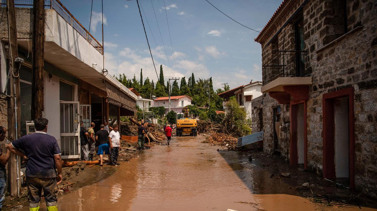 Una calle destruida tras la tormenta en el pueblo de Politika, en Eubea