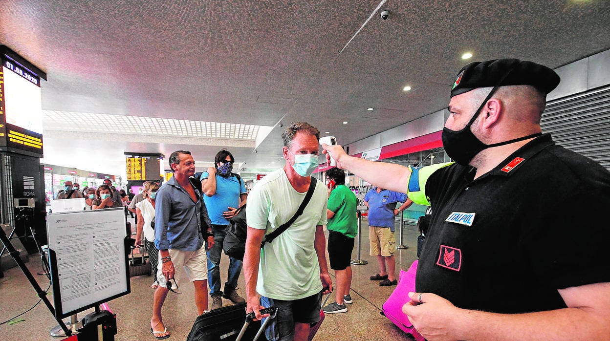 Coronavirus: Un oficial mide la temperatura a un turista en Roma