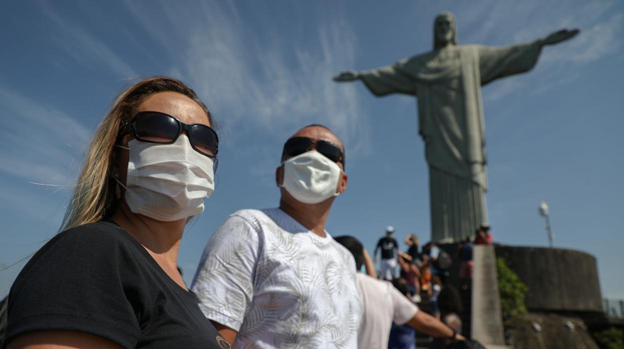 Turistas disfrutan de una visita a la estatua del Cristo Redentor, en Río de Janeiro, Brasil