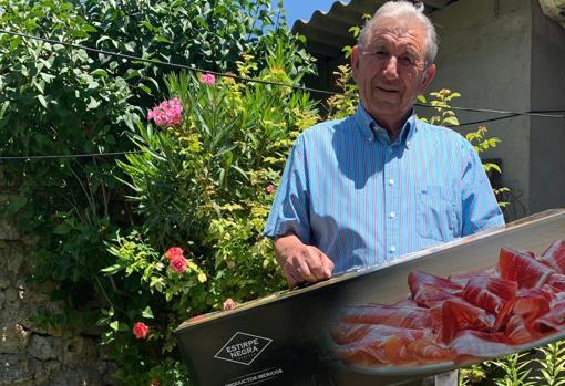 El alcalde de La Mudarra (Valladolid), Víctor González, posa con una de las paletillas